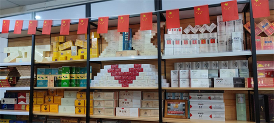 決定設(shè)計(jì)30平方米卷煙展示柜與背柜作為卷煙陳列專區(qū),營造出既舒適